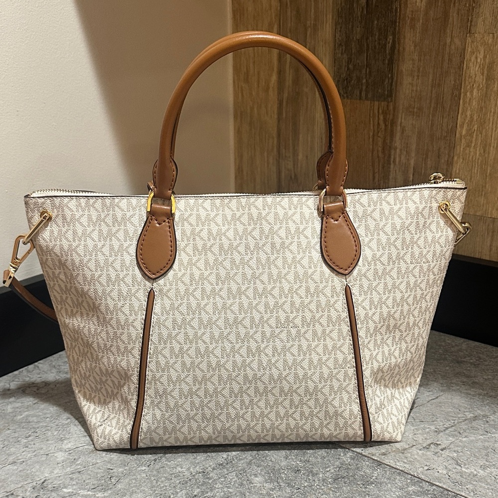Michael Kors Large Sierra Satchel - Picture 3 of 9